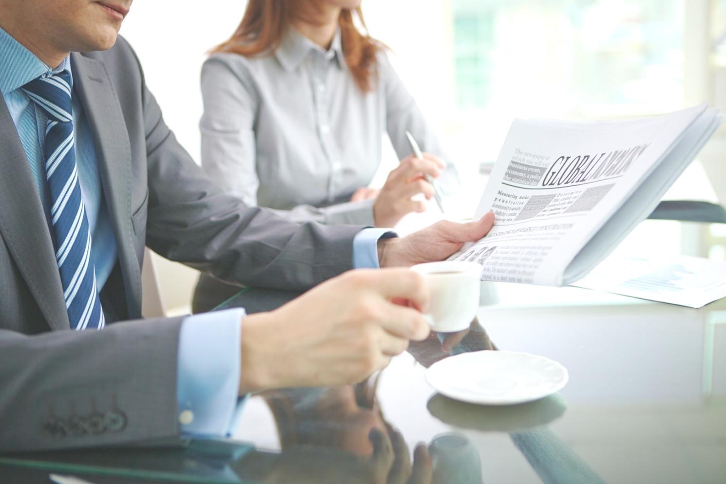 Estudiante trabajando con herramientas financieras